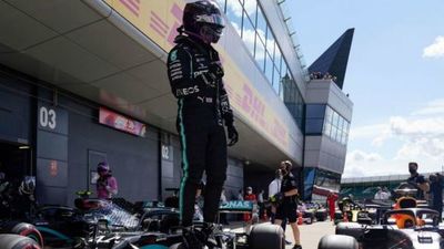 La suerte del campeón salva a Hamilton en un final de película