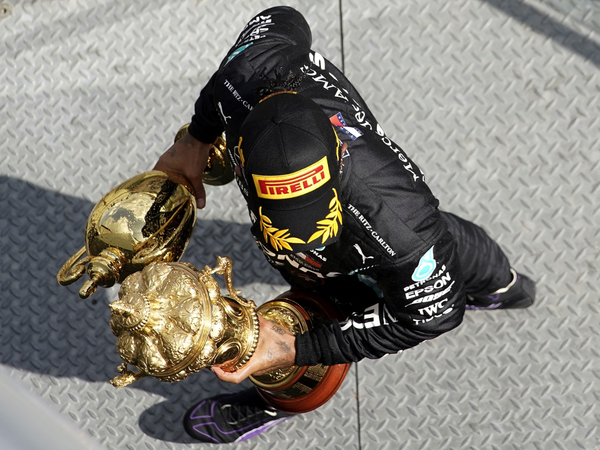 Hamilton triunfa en Silverstone con un neumático pinchado