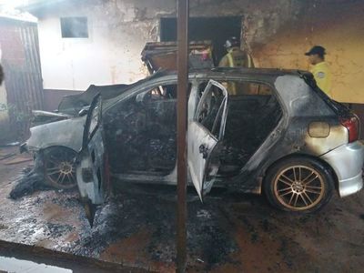 Voraz incendio devoró una casa y un automóvil en PJC - Nacionales - ABC Color