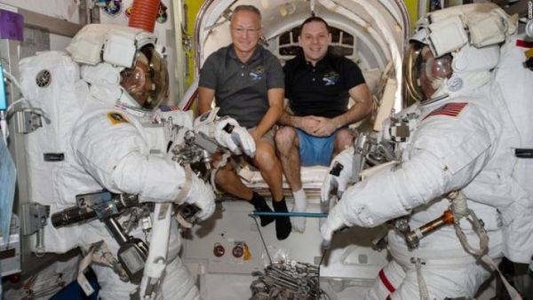 La nave espacial Crew Dragon de SpaceX cae en el Golfo de México con los astronautas de la NASA