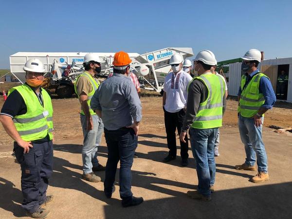 Mario Abdo verificó inicio de las obras en Aña Cuá y recorrió tareas de asfaltado en el tramo Ayolas-Corateí. - El Trueno