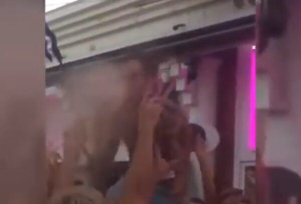 DJ escupe alcohol sobre asistentes de una fiesta