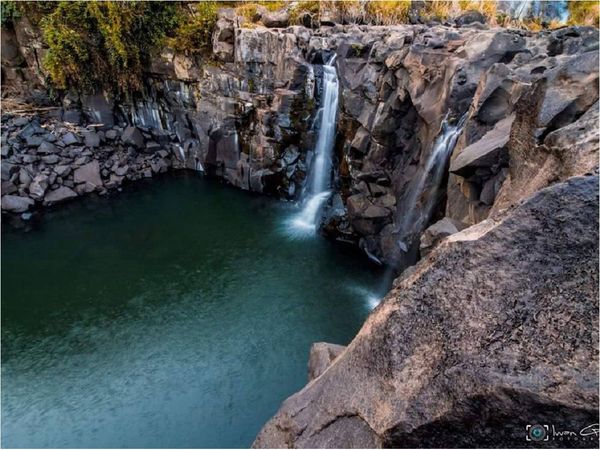 Hallan un cuerpo entre las piedras de una cascada del río Acaray