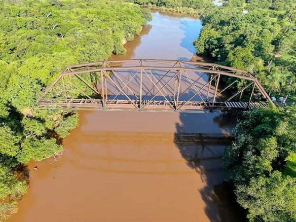 Recuperan hierros robados del histórico puente Salitre Cué