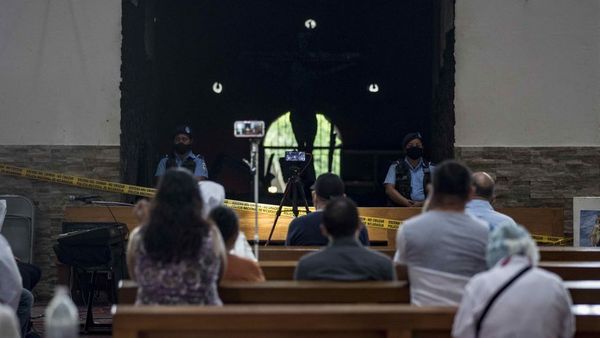 Fieles rompen cuarentena voluntaria para rezar en templo quemado en Nicaragua » Ñanduti