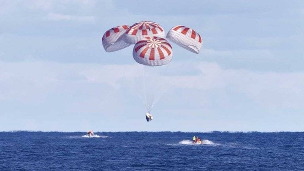 HOY / Culmina misión espacial liderada por SpaceX y astronautas regresan con éxito a la Tierra