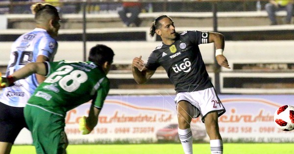 Olimpia tumbó la fortaleza guaireña y vuelve a la cima