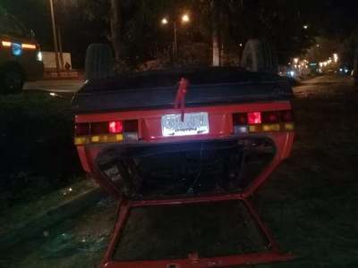  VEHÍCULO VOLCÓ Y SU CONDUCTOR HUYÓ
