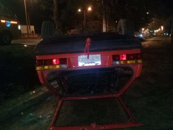 VEHÍCULO VOLCÓ Y SU CONDUCTOR HUYÓ