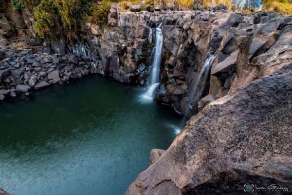 Hallan un cuerpo entre las piedras de una cascada del río Acaray