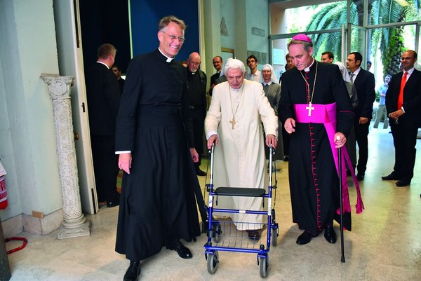 Papa emérito Benedicto XVI está gravemente enfermo, según biógrafo » Ñanduti