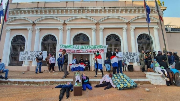 HOY / Manifestantes toman Municipalidad de Concepción y exigen su intervención