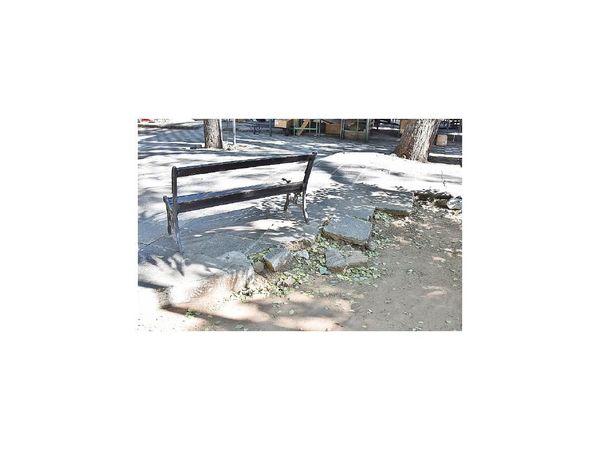 Plaza céntrica De la Libertad, deslucida ante falta de mantenimiento municipal