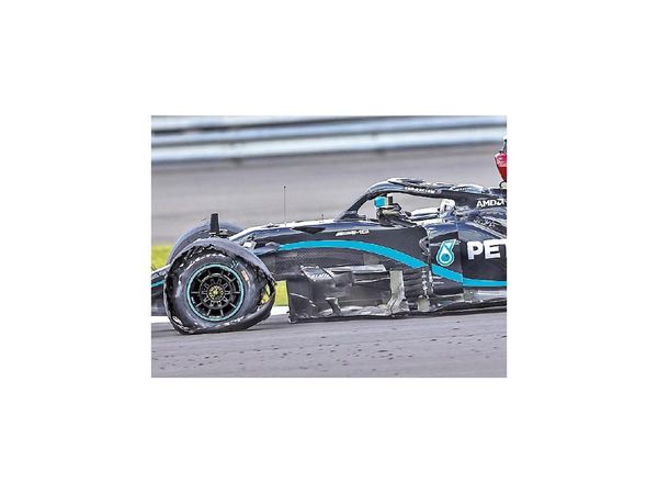 Hamilton gana con neumático reventado
