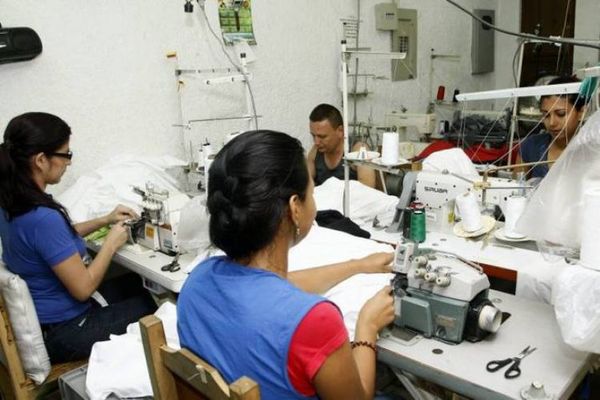 Industriales aguardan el “OK” del Gobierno para iniciar fabricación de batas