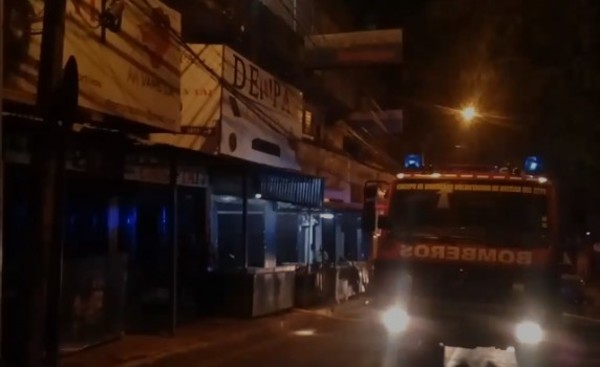 Susto tras incendio en edificio de microcentro este domingo