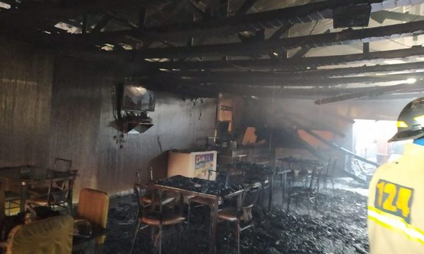 Incendio consume totalmente el local de un restaurant en Santa Rosa del Monday – Diario TNPRESS