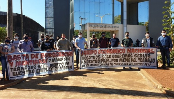 Con manifestación, ingenieros que ganaron concurso exigen ingresar a ANDE para trabajar