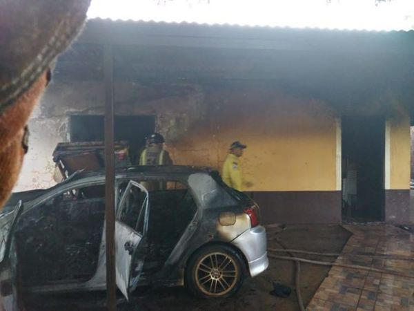 Desconocidos incendiaron vehículo y parte de una vivienda en Pedro Juan Caballero