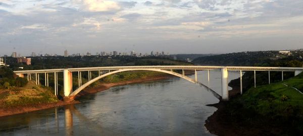 Brasil ofrecerá apoyo a Paraguay para reabrir Puente de la Amistad, según intendente de Foz  - ABC en el Este - ABC Color