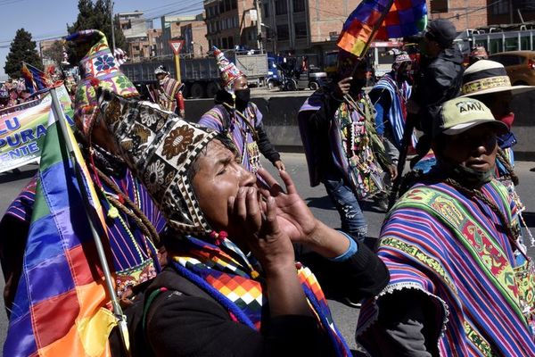 Manifestaciones y bloqueos contra la nueva fecha de elecciones en Bolivia - Mundo - ABC Color