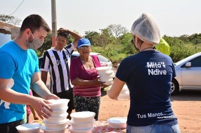 Voluntarios organizan olla popular para 300 personas en el Bañado Sur