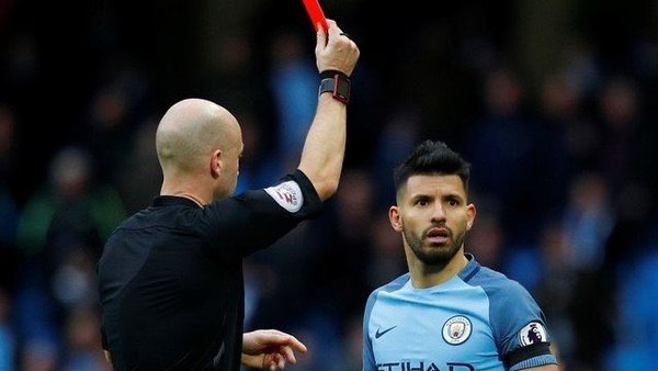 Tarjeta roja y posible demanda por toser a un rival en la Premier League