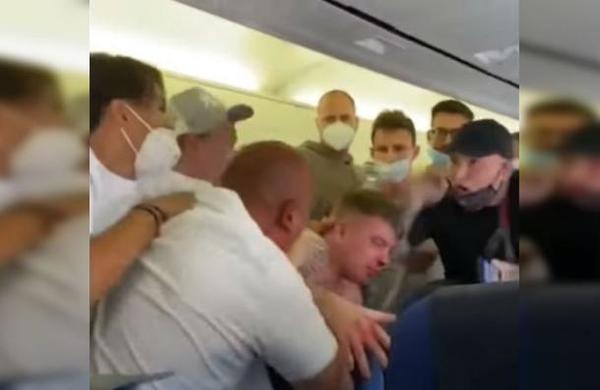 La brutal pelea en un avión por dos pasajeros que se negaban a usar la mascarilla - C9N