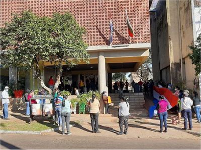 Ciudadanos se movilizan frente a Municipio pidiendo víveres