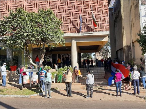 Ciudadanos se movilizan frente a Municipio pidiendo víveres