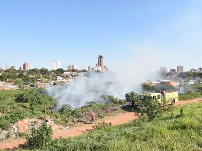 Niños habrían ocasionado quema de pastizal en la Costanera de Asunción