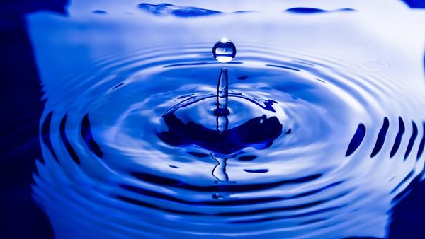 ¿Cuánta agua es recomendable beber en días frescos?