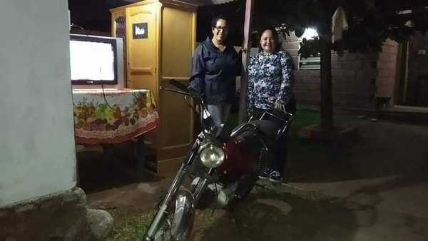 (VIDEO) Le regalaron una moto a vendedor de chicharõ | Crónica