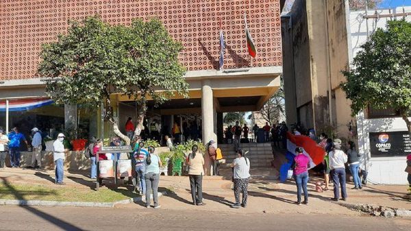 San Ignacio: ciudadanos se movilizaron frente al Municipio pidiendo víveres - Digital Misiones
