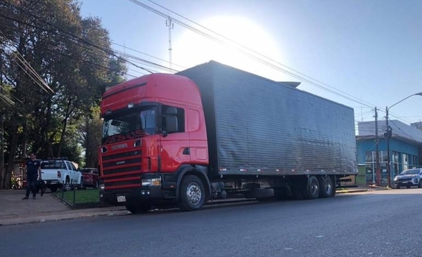 HOY / Incautan camión con productos que habrían ingresado de contrabando en Ciudad del Este