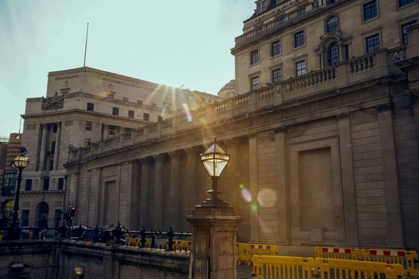 Inglaterra mantendrá estímulo pese a divergencia sobre economía
