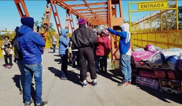 Entregan abrigos a paraguayos y argentinos varados en Puerto Falcón - ADN Paraguayo