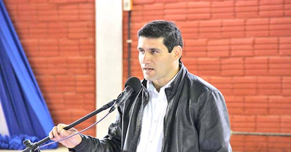 Intendente planillero defiende al ministro