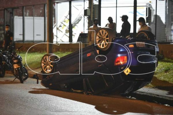 Vuelco de vehículo en San Lorenzo por supuesto adelantamiento indebido - Nacionales - ABC Color