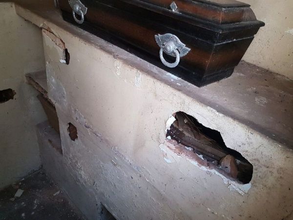 Denuncian profanación de nueve tumbas en la Recoleta