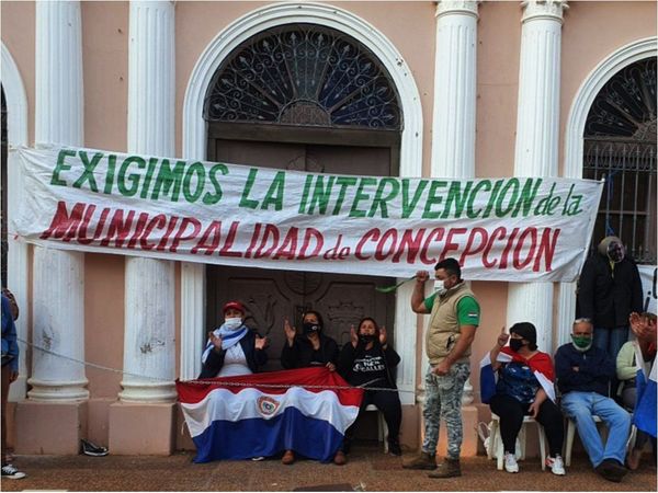 Concepcioneros se encadenan    frente a la Comuna para pedir intervención