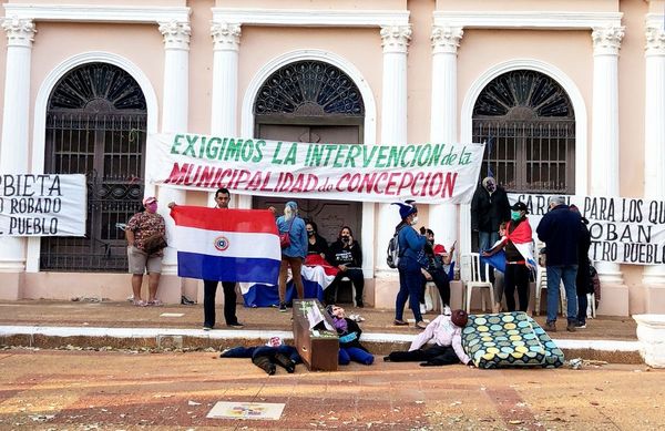 Ciudadanos se encadenan a Comuna de Concepción y exigen intervención - Nacionales - ABC Color