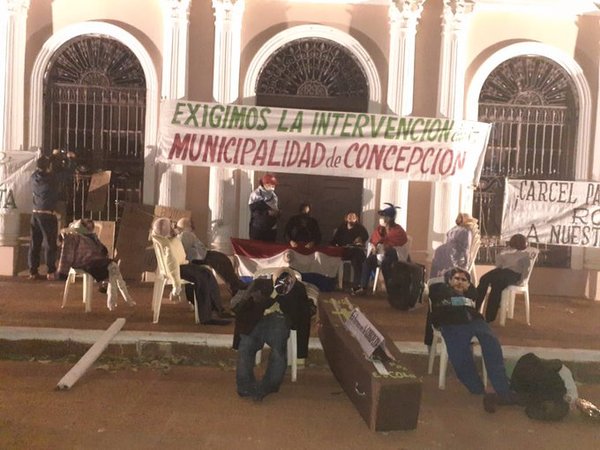 Continúa la toma de la Municipalidad de Concepción y denuncian lobby en Diputados para evitar la intervención » Ñanduti