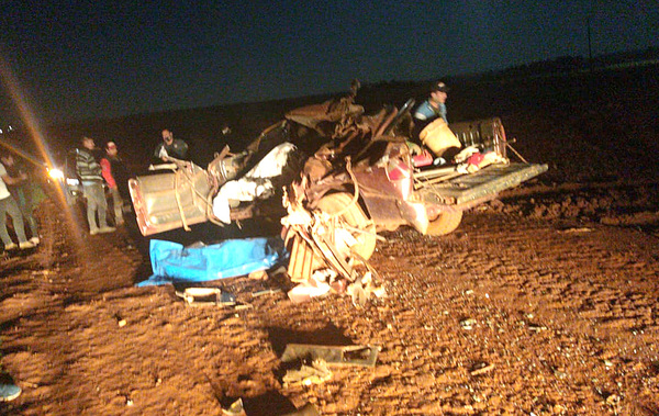 Grave accidente entre camioneta y camión deja dos muertos y cuatro hospitalizados
