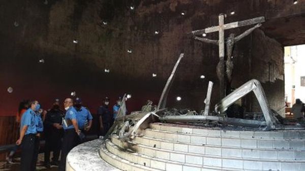 Bombas, robos e incendios en cinco parroquias de Nicaragua: máxima tensión entre la Iglesia Católica y el régimen de Daniel Ortega