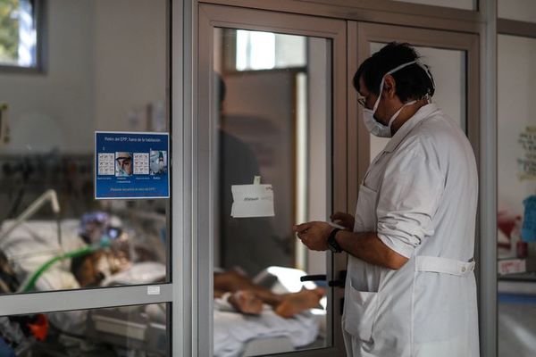 Bernard-Henri Lévy: “La confianza que pusimos en los médicos fue irracional” - Mundo - ABC Color