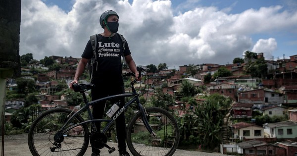 Pedalea 8 kilómetros para repartir deberes a alumnos