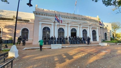 HOY / Desalojan a manifestantes instalados frente a la Municipalidad de Concepción