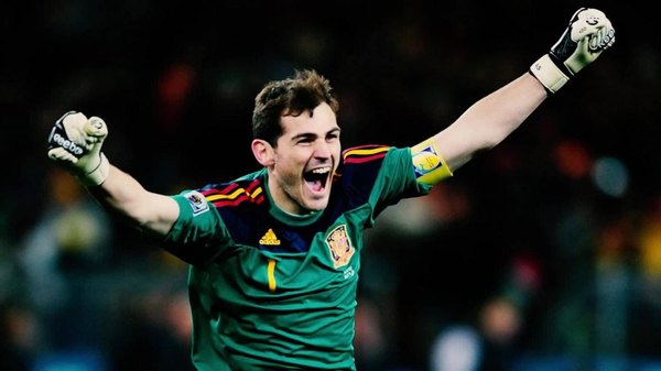 El arquero español Iker Casillas cuelga oficialmente los guantes