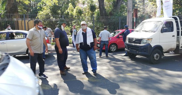 Funcionarios de la Ande cierran avenida España para exigir destitución de Villordo
